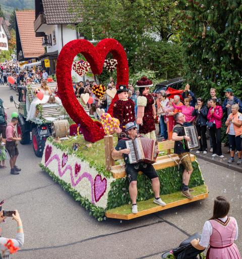 Festwagen mit "Marie und Hannes"